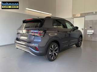 Schräge Frontansicht auf einen Volkswagen T-Cross , freigestellt