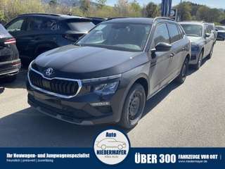 Schräge Frontansicht auf einen Skoda Kamiq , freigestellt