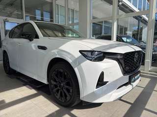 Schräge Frontansicht auf einen Mazda CX-60 , freigestellt