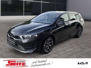 Schräge Frontansicht auf einen Kia cee'd , freigestellt