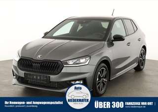 Schräge Frontansicht auf einen Skoda Fabia , freigestellt