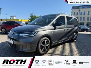 Schräge Frontansicht auf einen Volkswagen Caddy , freigestellt