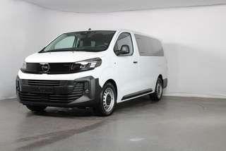 Schräge Frontansicht auf einen Opel Vivaro , freigestellt