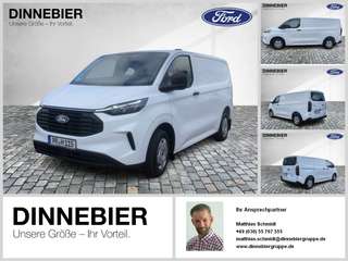 Schräge Frontansicht auf einen Ford Transit Custom , freigestellt