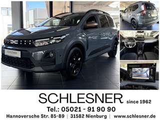 Schräge Frontansicht auf einen Dacia Jogger , freigestellt