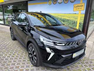 Schräge Frontansicht auf einen Renault Symbioz , freigestellt