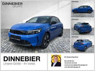 Schräge Frontansicht auf einen Opel Corsa , freigestellt