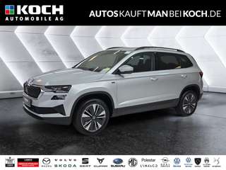 Schräge Frontansicht auf einen Skoda Karoq , freigestellt