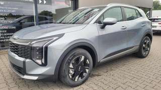 Schräge Frontansicht auf einen Kia Sportage , freigestellt