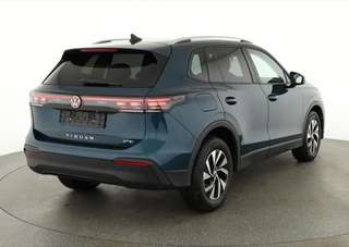 Schräge Frontansicht auf einen Volkswagen Tiguan , freigestellt