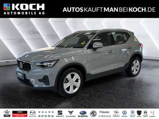 Schräge Frontansicht auf einen Volvo XC40 , freigestellt