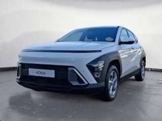 Schräge Frontansicht auf einen Hyundai Kona , freigestellt
