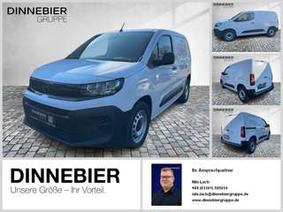 Schräge Frontansicht auf einen Opel Combo , freigestellt