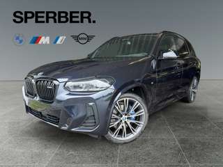 Schräge Frontansicht auf einen BMW X3 , freigestellt