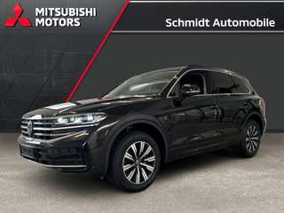 Schräge Frontansicht auf einen Volkswagen Touareg , freigestellt