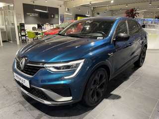 Schräge Frontansicht auf einen Renault Arkana , freigestellt