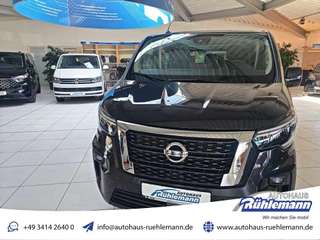 Schräge Frontansicht auf einen Renault Trafic , freigestellt