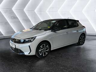 Schräge Frontansicht auf einen Opel Corsa , freigestellt