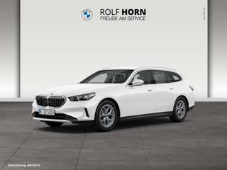 Schräge Frontansicht auf einen BMW 5er-Reihe , freigestellt