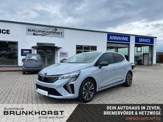 Schräge Frontansicht auf einen Renault Clio , freigestellt