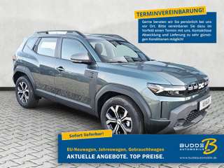 Schräge Frontansicht auf einen Dacia Duster , freigestellt