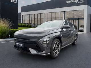 Schräge Frontansicht auf einen Hyundai Kona , freigestellt