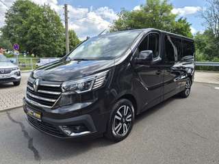 Schräge Frontansicht auf einen Renault Trafic , freigestellt