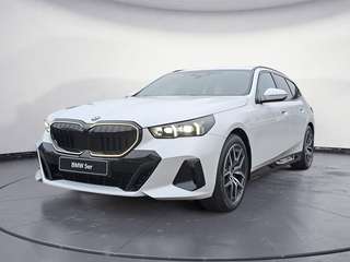 Schräge Frontansicht auf einen BMW 5er-Reihe , freigestellt