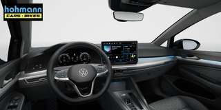 Schräge Frontansicht auf einen Volkswagen Golf , freigestellt