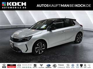 Schräge Frontansicht auf einen Opel Corsa , freigestellt