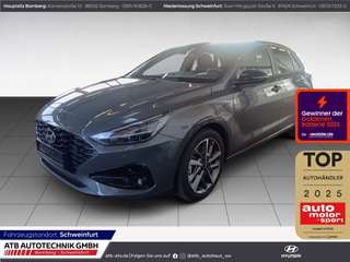 Schräge Frontansicht auf einen Hyundai i30 , freigestellt