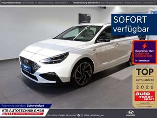 Schräge Frontansicht auf einen Hyundai i30 , freigestellt