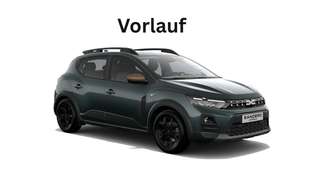 Schräge Frontansicht auf einen Dacia Sandero , freigestellt