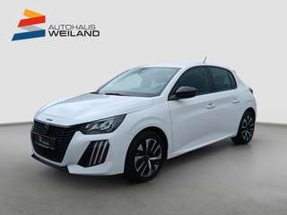 Schräge Frontansicht auf einen Peugeot 208 , freigestellt
