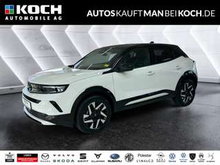 Schräge Frontansicht auf einen Opel Mokka , freigestellt