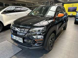 Schräge Frontansicht auf einen Dacia Spring , freigestellt
