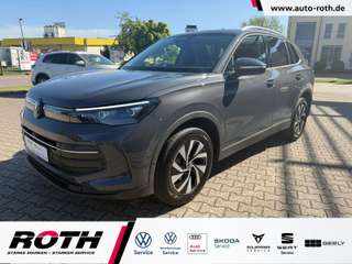 Schräge Frontansicht auf einen Volkswagen Tiguan , freigestellt