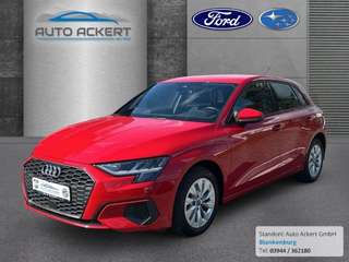 Schräge Frontansicht auf einen Audi A3 , freigestellt