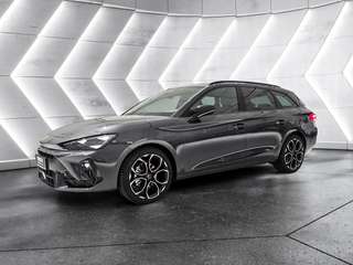 Schräge Frontansicht auf einen CUPRA Leon , freigestellt