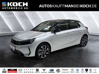 Schräge Frontansicht auf einen Opel Corsa , freigestellt