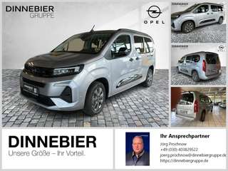 Schräge Frontansicht auf einen Opel Combo , freigestellt
