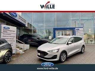 Schräge Frontansicht auf einen Ford Focus , freigestellt