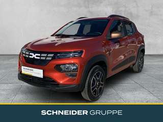 Schräge Frontansicht auf einen Dacia Spring , freigestellt