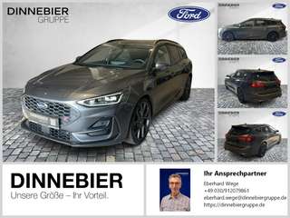 Schräge Frontansicht auf einen Ford Focus , freigestellt