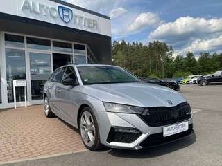 Schräge Frontansicht auf einen Skoda Octavia , freigestellt