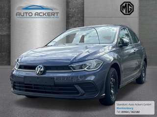 Schräge Frontansicht auf einen Volkswagen Polo , freigestellt