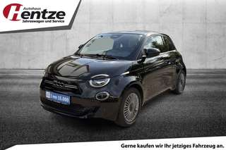 Schräge Frontansicht auf einen Fiat 500 , freigestellt