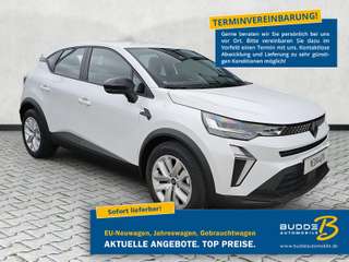 Schräge Frontansicht auf einen Renault Captur , freigestellt