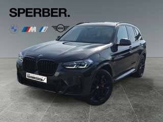 Schräge Frontansicht auf einen BMW X3 , freigestellt