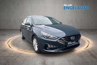 Schräge Frontansicht auf einen Hyundai i30 , freigestellt